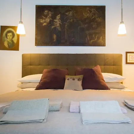 Vicolo Del Cedro 6 * Rome